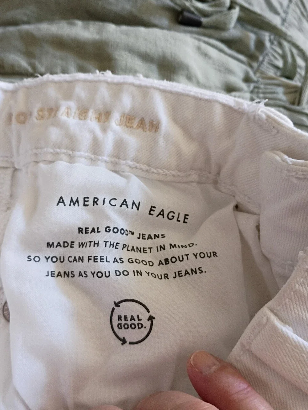 American Eagle Outfitters White Distressed Skinny Jeans with stretch.